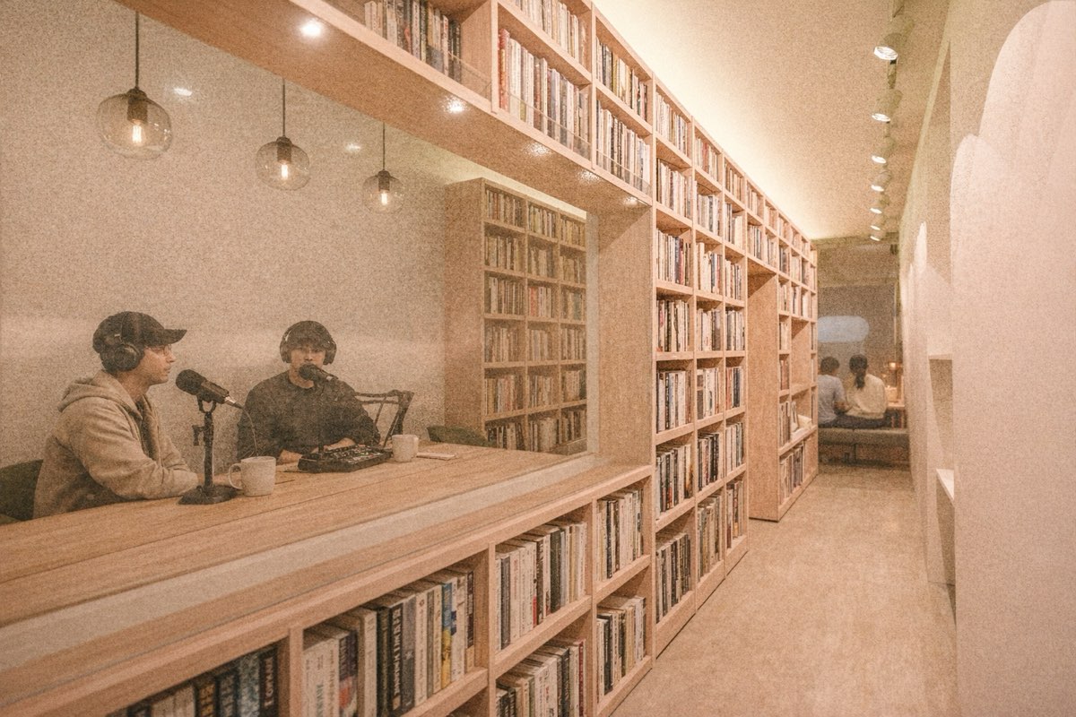 本棚に囲まれた収録スペース全景